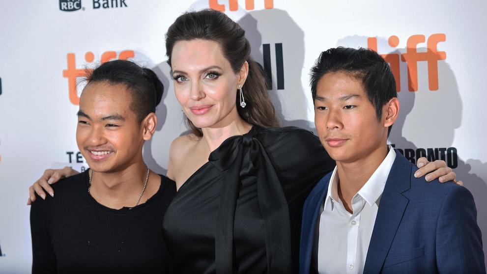 Anglina Jolie se svými syny Maddoxem a Paxem, 12. 9. 2017