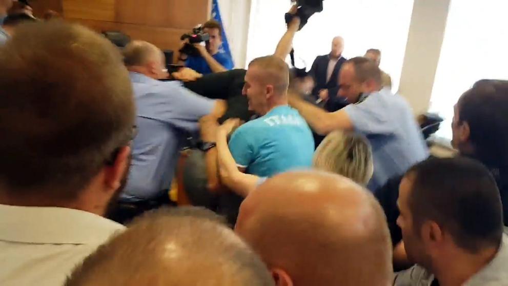Útok rodiny zavražděné dívky na vrahy u soudu - 1