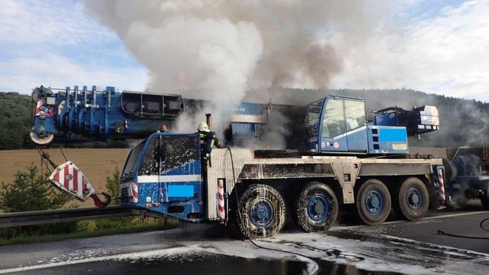 Požár autojeřábu na dálnici D5
