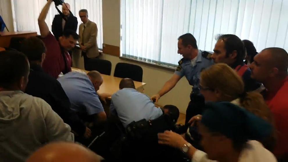 Útok rodiny zavražděné dívky na vrahy u soudu - 2
