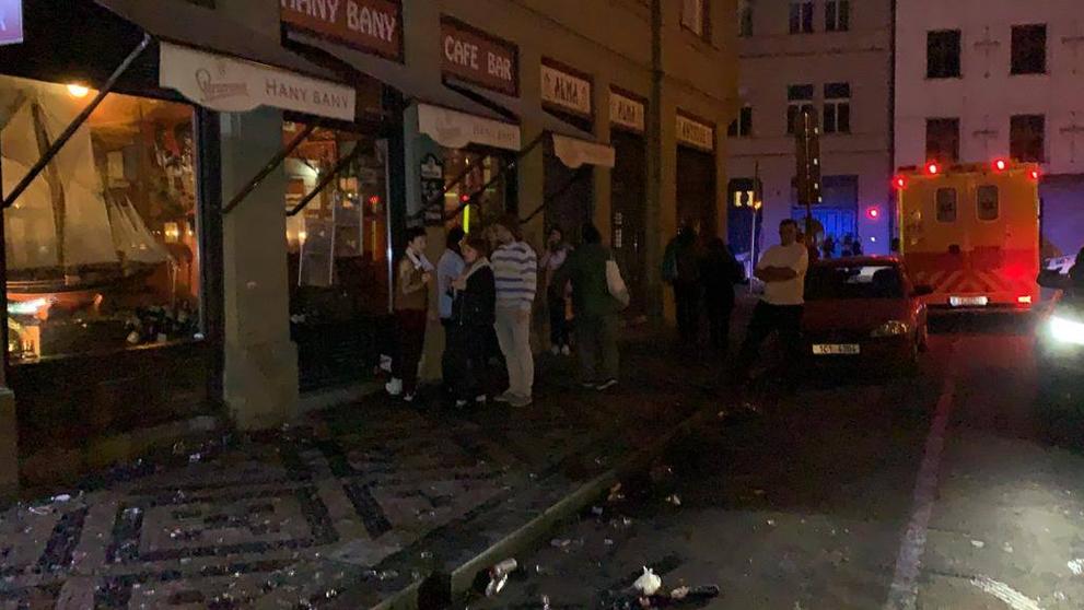 Fanoušci vymlátili bar v centru Prahy