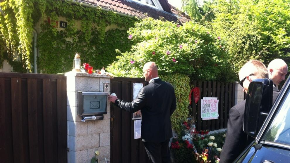 Pohřeb Ivety Bartošové - odjezd od domu - 3