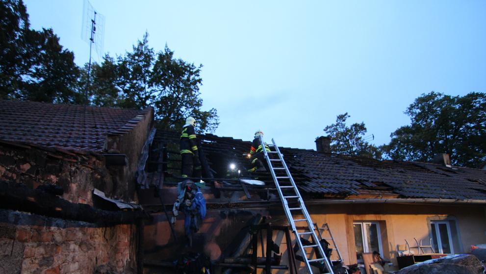 Na Kolínsku hořel rodinný dům, škoda je tři čtvrtě milionu - 15