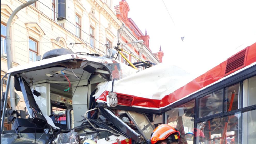 Srážka tramvaje a trolejbusu v Brně