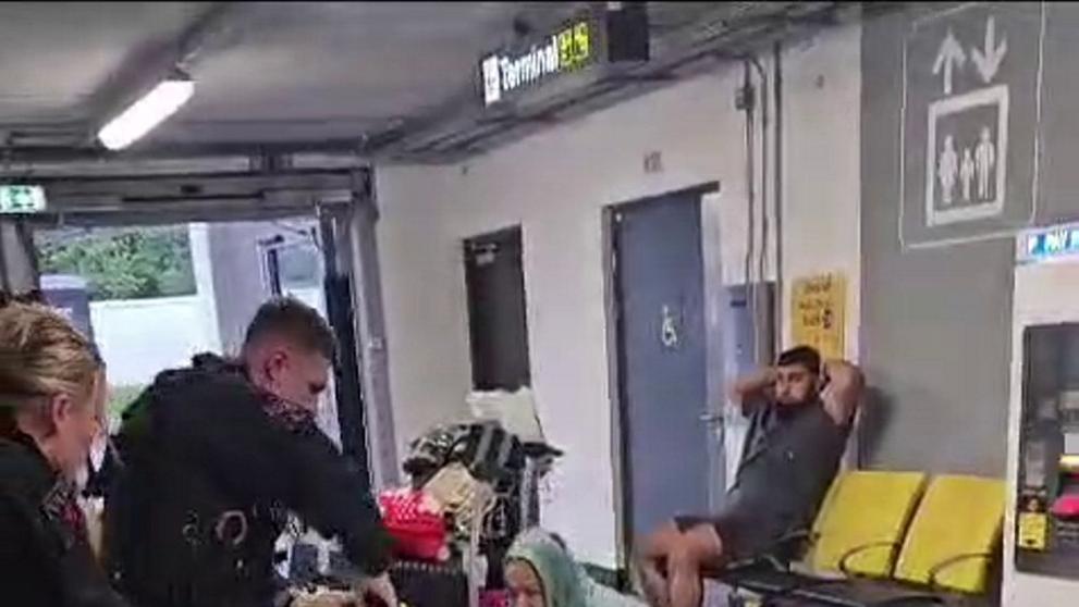 Policista kopal agresivního muže do hlavy (1)