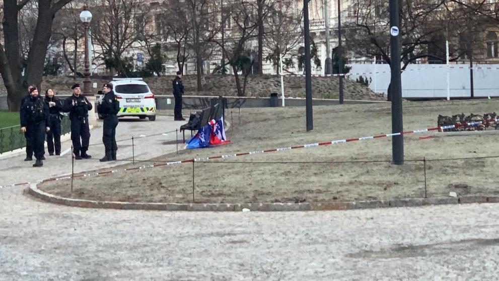 Muž se pokusil upálit u Muzea v Praze - 3