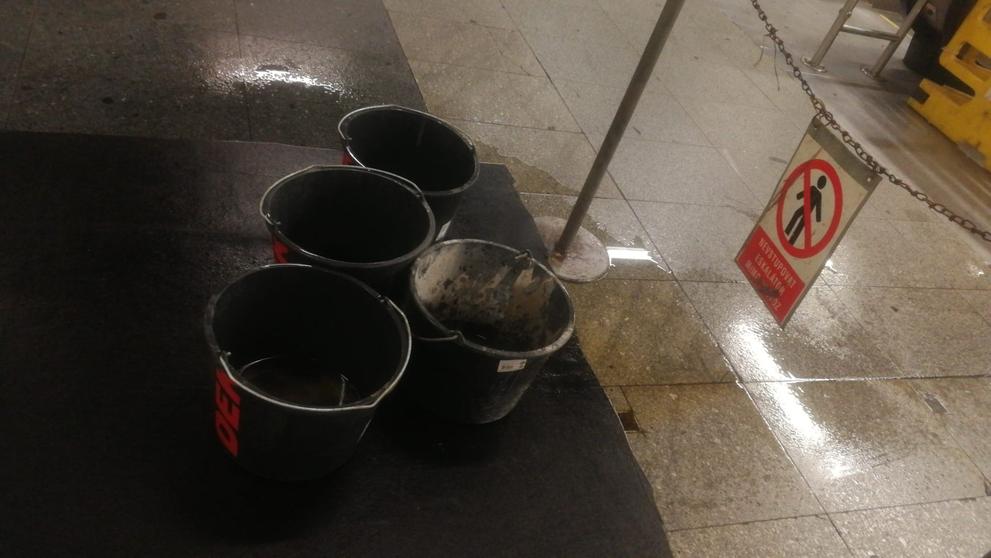 Voda ve stanici metra Muzeum