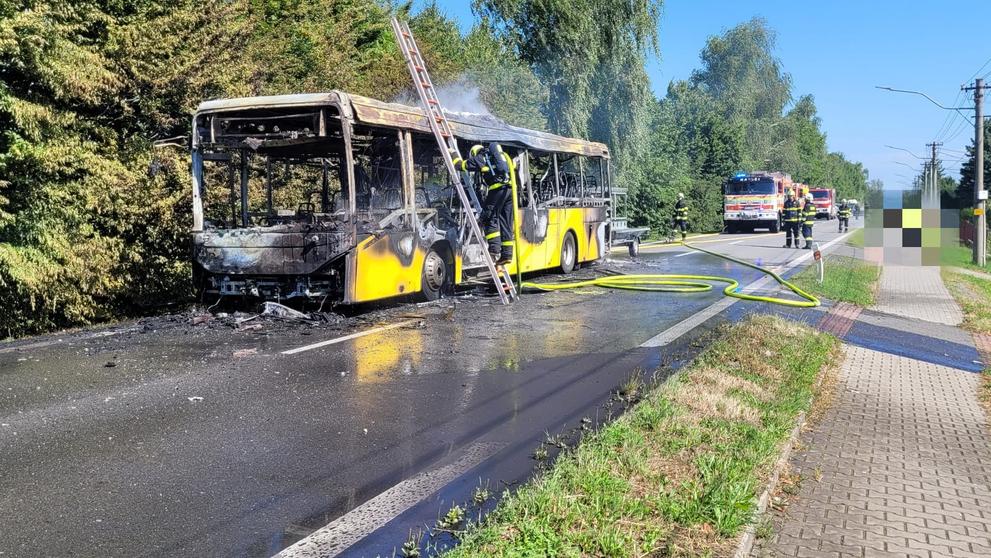 Požár autobusu v Ropici