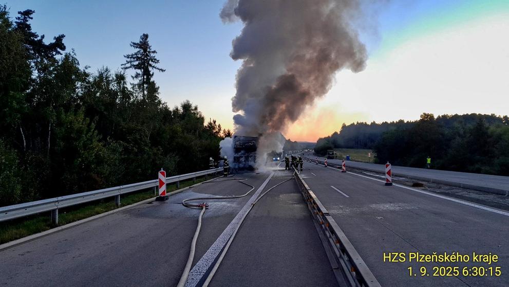 Požár kamionu na dálnici D5