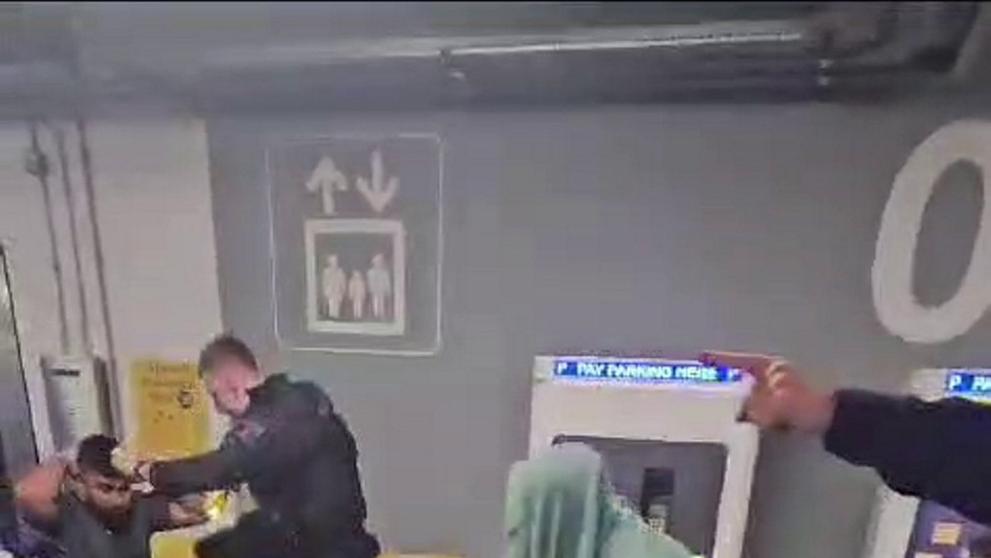 Policista kopal agresivního muže do hlavy (2)