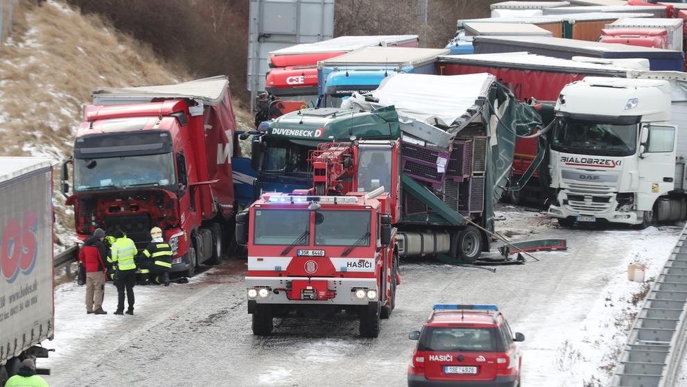 Hromadná dopravní nehoda na dálnici D5 (1)