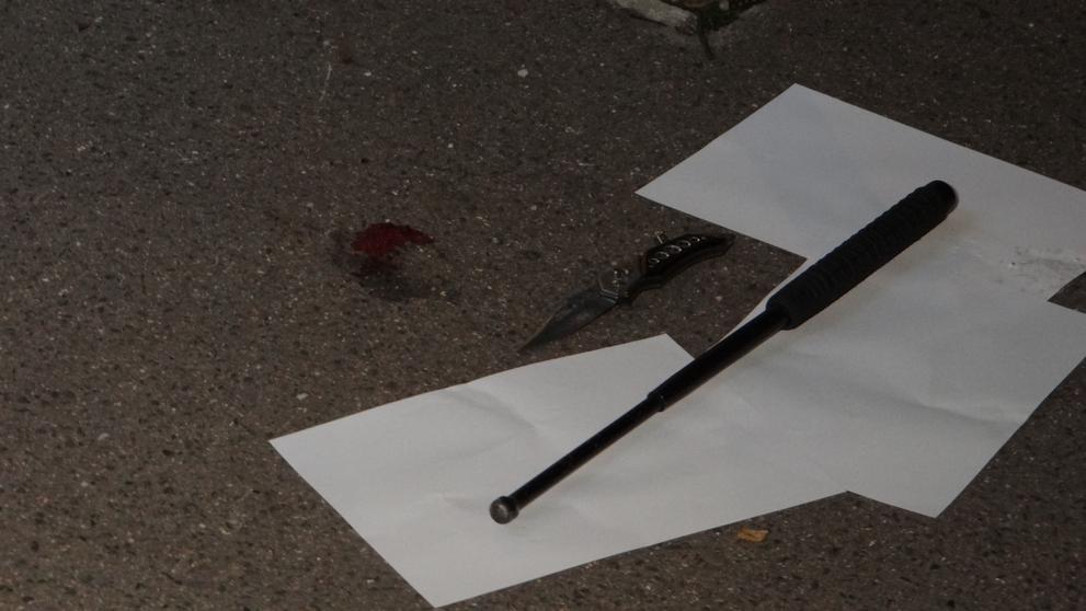 Policistům a strážníkům se venku před záchytkou podařilo agresora odzbrojit a zkrotit