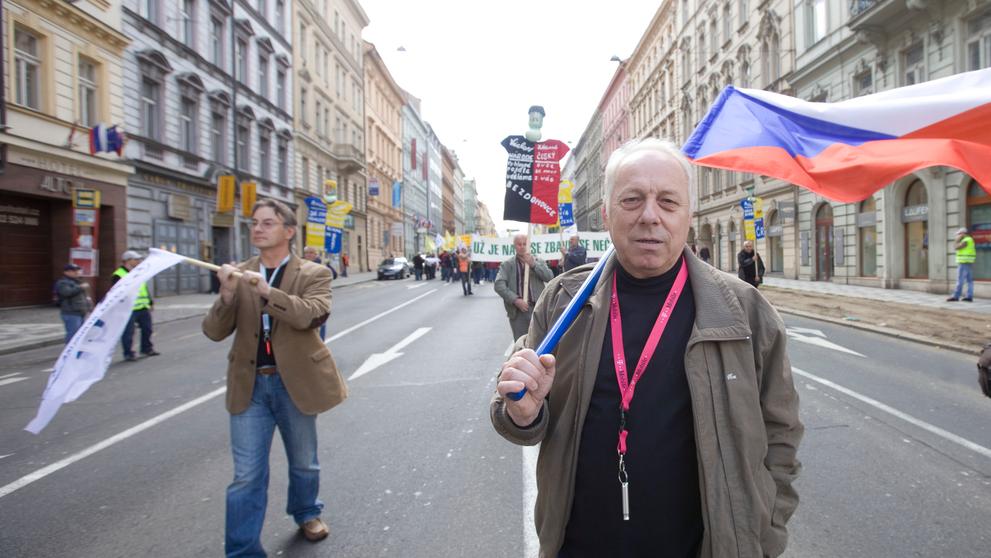 Demonstrace proti vládním reformám - vpředu Bohumír Dufek
