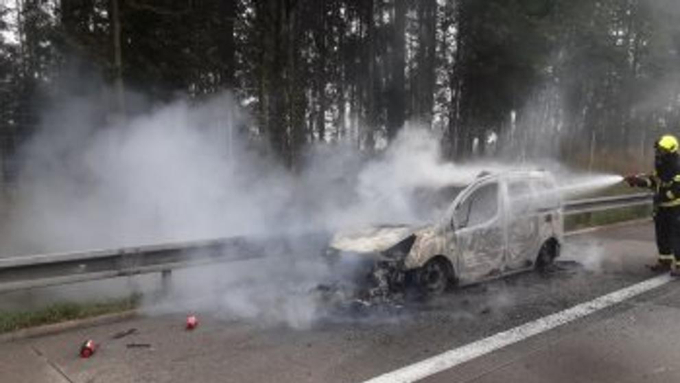 Shořelé auto na D1 3