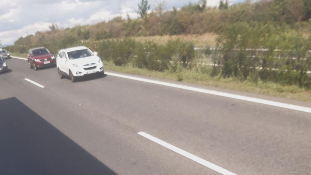 Řidiči na dálnici D8 projíždějí pruhem pro sanitku - 8