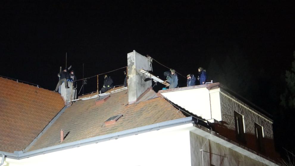 Squatteři zůstali bivakovat na střeše i po mnohahodinovém vyjednávání