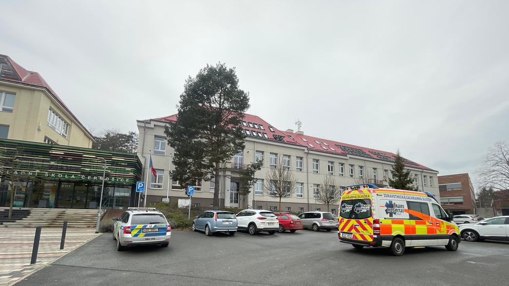 Zásah policie na základní škole v Černošicích
