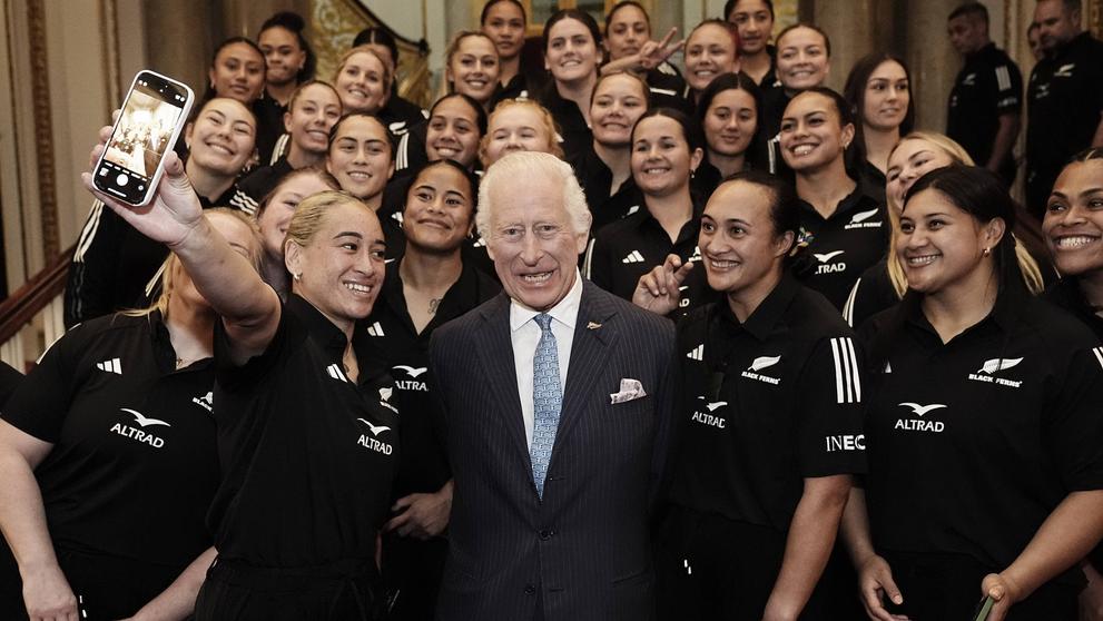 Král Karel III. přivítal v Buckinghamském paláci tým ženské rugbyové reprezentace Black Ferns (1)