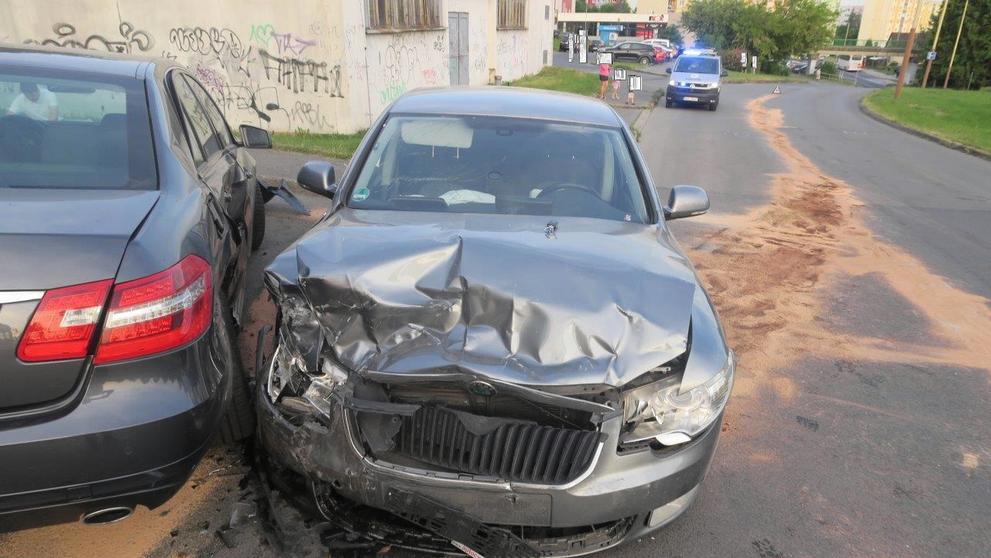 Opilý řidič bořil zaparkovaná auta jako domino