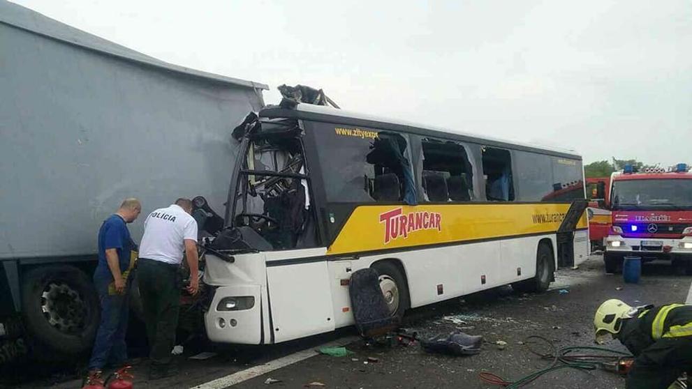 Autobus na Slovensku narazil do náklaďáku - 1