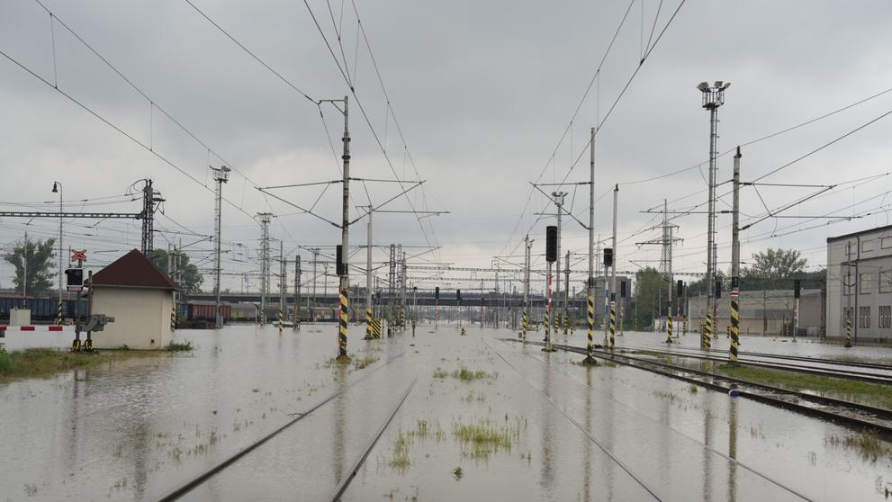 V důsledku rozsáhlých povodní je zastaven provoz na téměř 60 úsecích tratí po celém Česku (1)