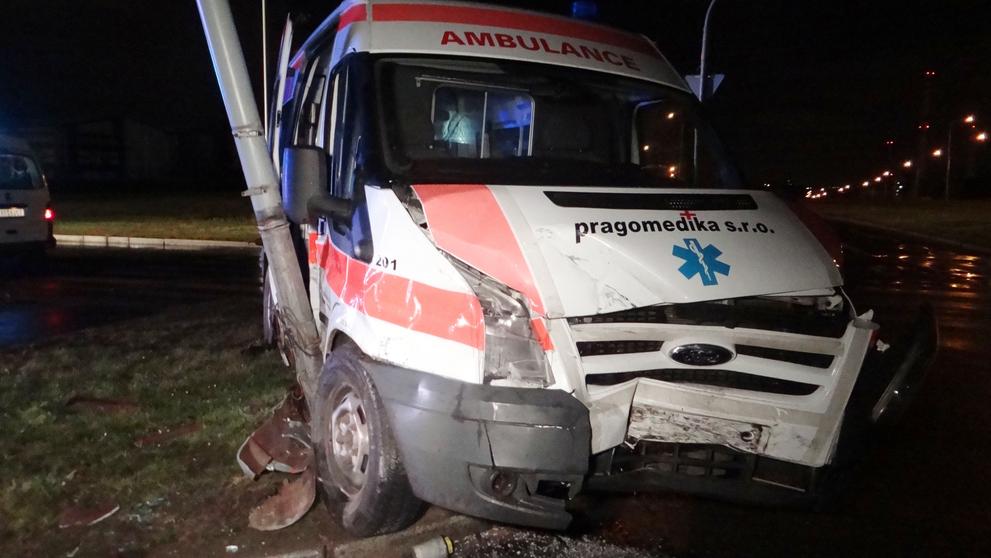 Řidiče osobáku museli vyprostit, v sanitce všichni vyvázli bez úhony