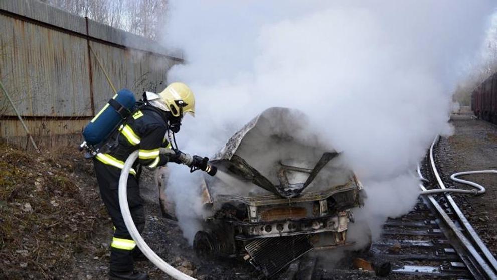 Ukradené auto z kovošrotu uvízlo na kolejích - 3