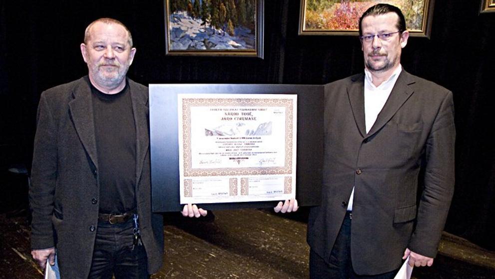 Herec Václav Kotek a Evžen Hart představují certifikát, kterým lze přispět.