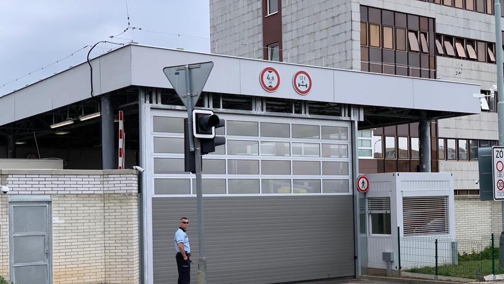 Zásah hasičů a záchranářů a protichemické služby u budovy BIS - 1