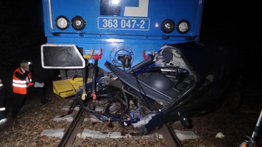 Lokomotiva auto tlačila přes půl kilometru, zbyla z něj hromada šrotu