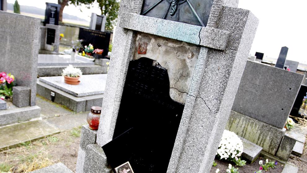 Neznámý vandal poničil desítky hrobů-1