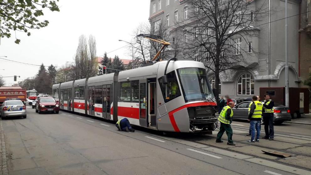 Nehoda tramvaje a nákladního auta v Brně - 3