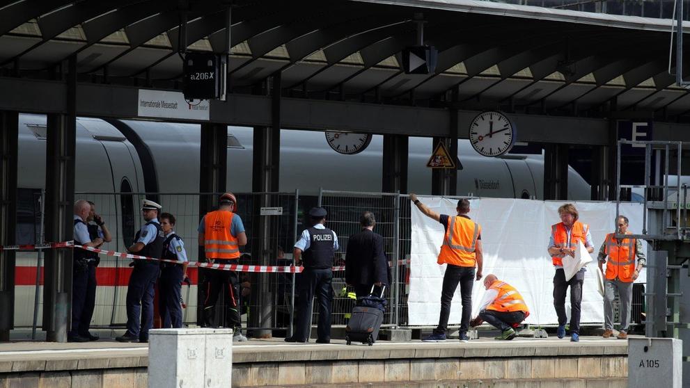 Muž v Frankfurtu nad Mohanem strčil pod vlak chlapce s matkou - 2