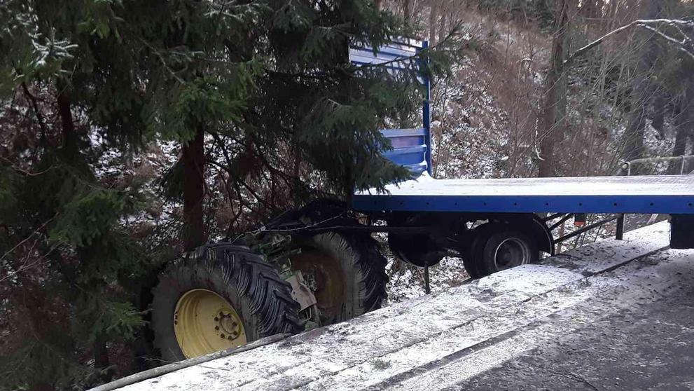 Ledovka na silnicích komplikuje dopravu na Vysočině - 2