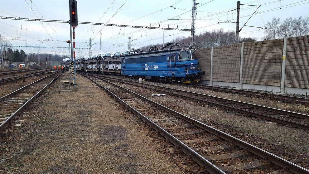Vlak s auty vykolejil - 3
