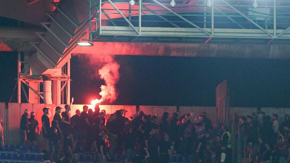 Fanoušci na stadionu během zápasu mezi pražskou Slavií a AS Řím