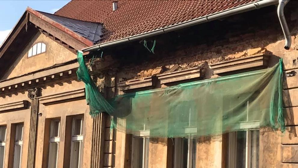 Opravovaná zeď domu v České Lípě se zřítila do ulice - 4