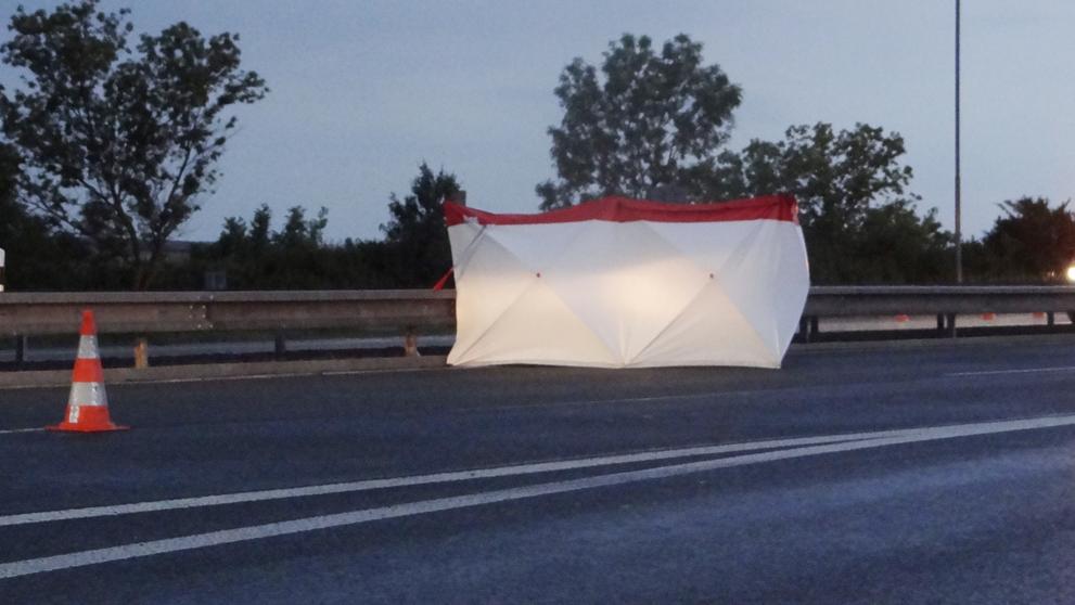 Náraz odhodil ženu do protisměru, hasiči místo s ostatky ohradili plachtou