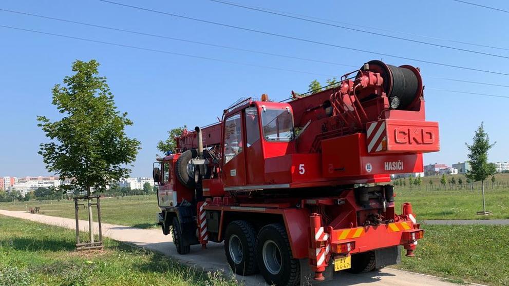 V Praze praskl vodovodní řad. Dvě auta skočila ve vymleté jámě - 5
