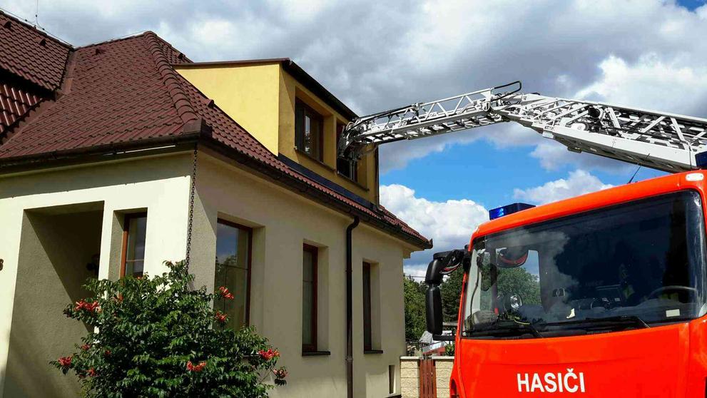 Obézního pacienta v Zastávce u Brna snesli hasiči plošinou - 8