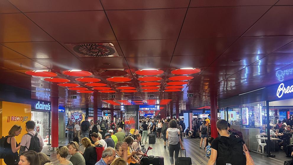 Situace na hlavním nádraží v Praze po kolizi na železničním koridoru (4)