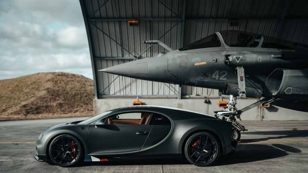Bugatti Chiron Sport vs. armádní stíhačka - 25