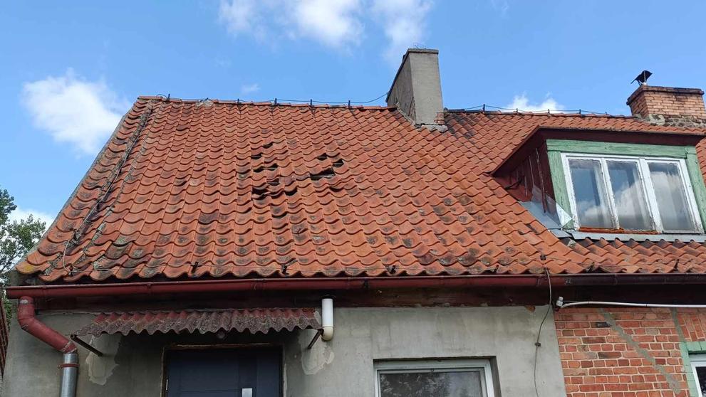 Polský MIG překročil rychlost zvuku. Poškodilo to střechy, pilot je mimo službu (2)