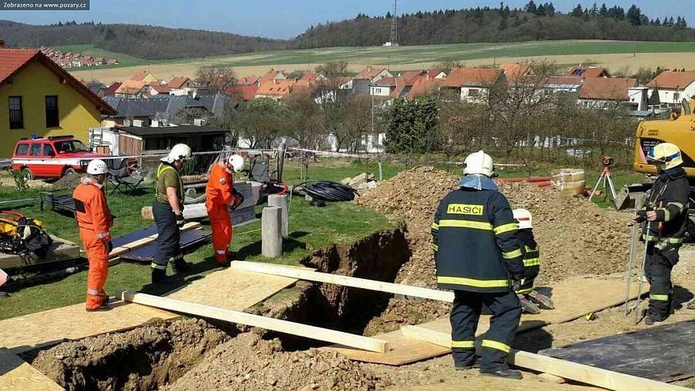Muže ve výkopu zavalila hlína - 3