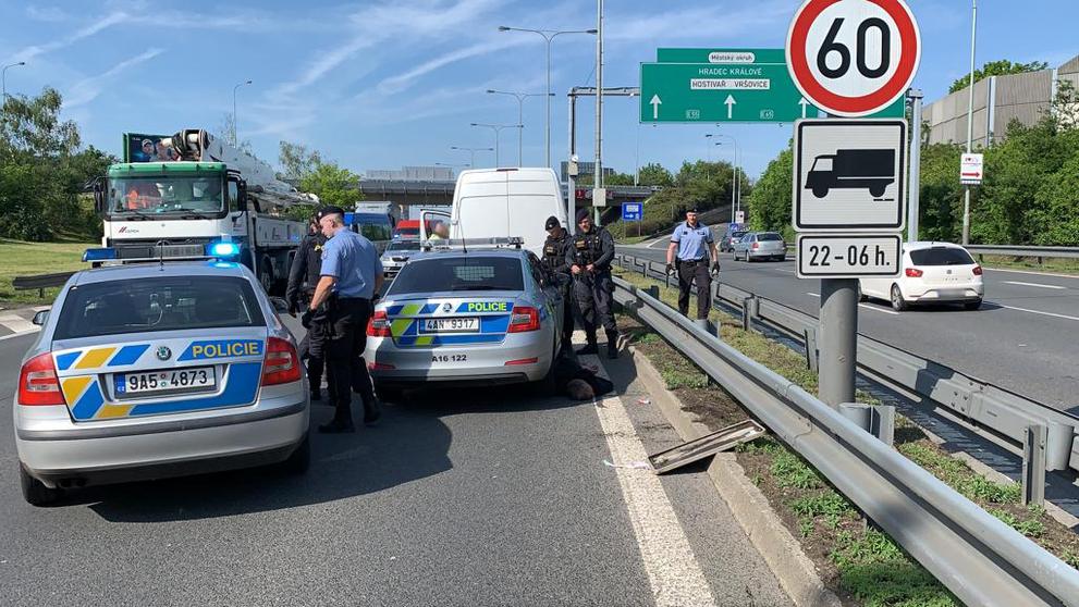 Řidiče jedoucího v protisměru na Jižní spojce zastavila střelbou policie - 3