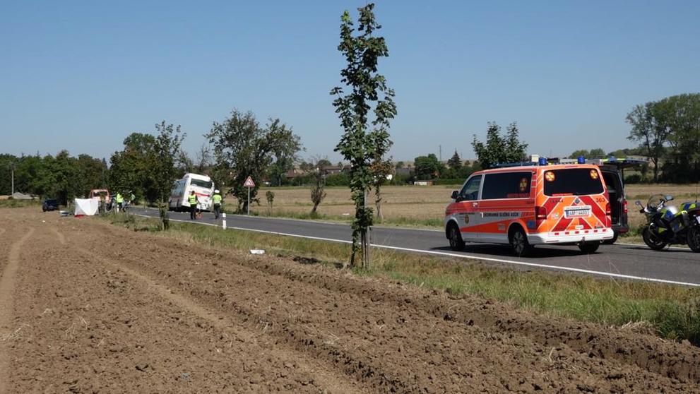 Nehoda linkového autobusu a osobního auta u Prahy - 2