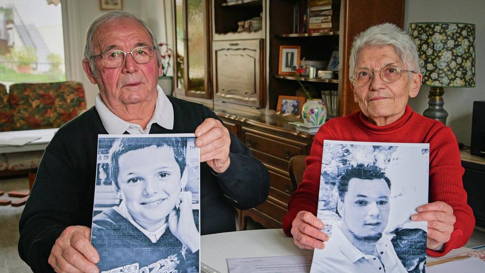 Roland a Mauricette Vinetovi ukazují fotografie svého vnuka Mathisem, který byl jednou z obětí