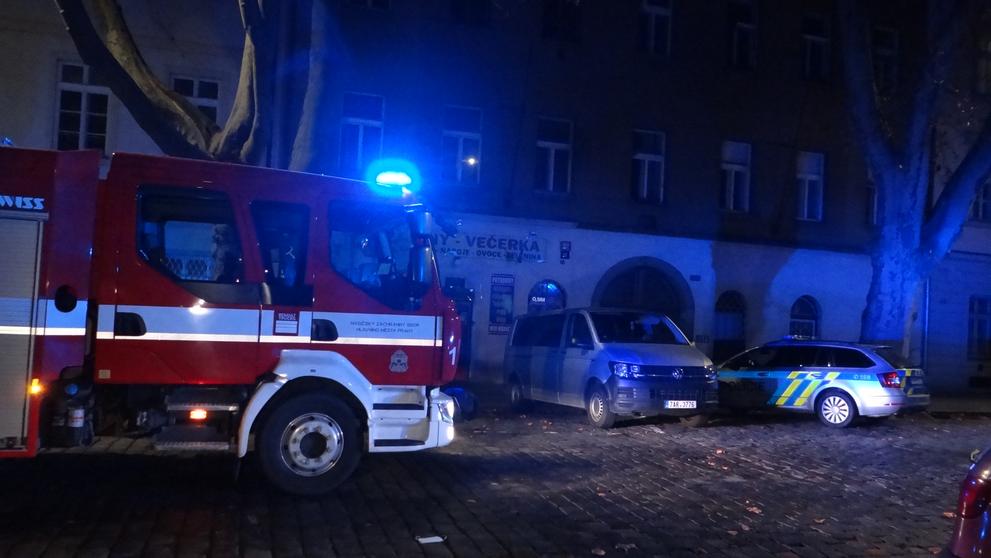 Z bytu vycházel dým, policie má podezření na varnu drog - 3