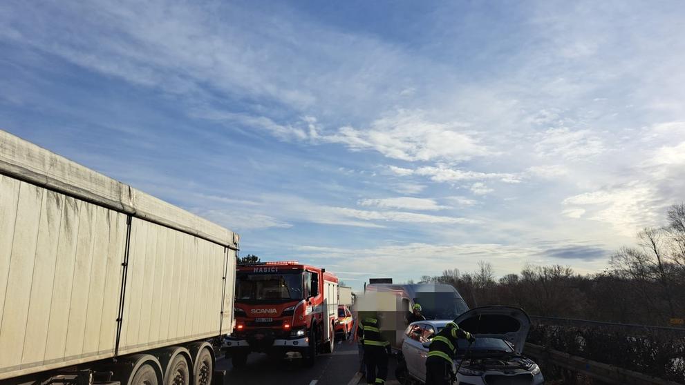Hromadná dopravní nehoda na dálnici D11