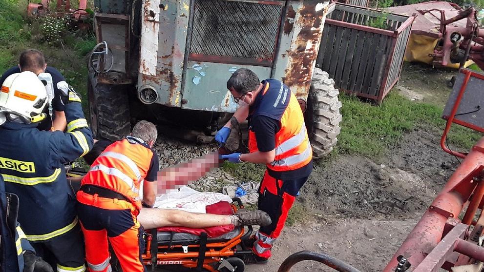 Muži se zasekla noha ve stroji na brambory - 9